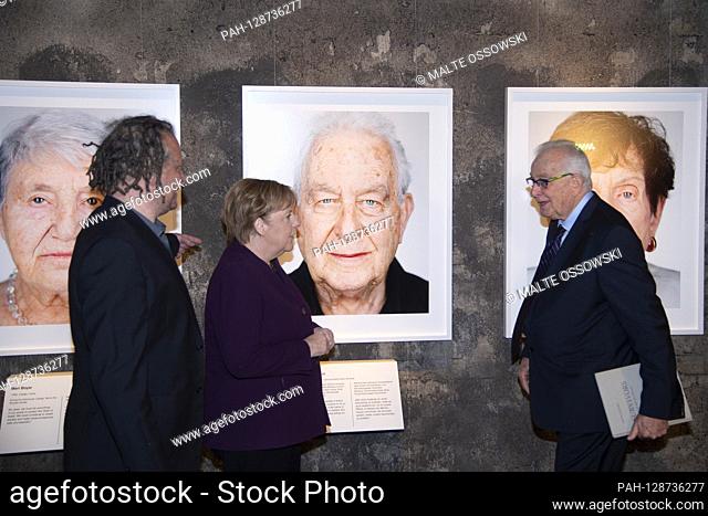 Martin SCHOELLER, photographer, Naftali FUERST, contemporary witness, Angela MERKEL, Federal Chancellor, in front of a portrait of Naftali Fuerst