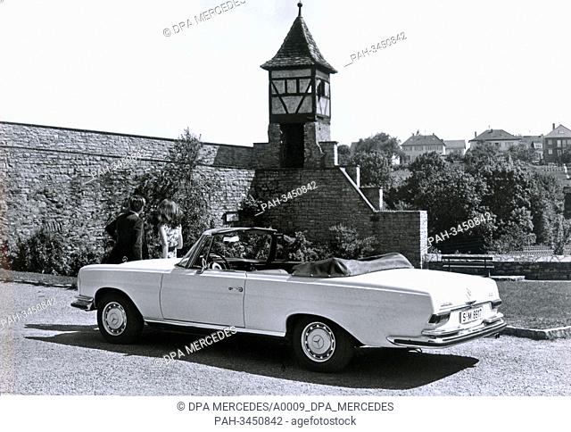 A young couple during a joyride with a Mercedes Benz 280 SE 3.5 Cabriolet. (Recording from 1969). | usage worldwide. - /Deutschland