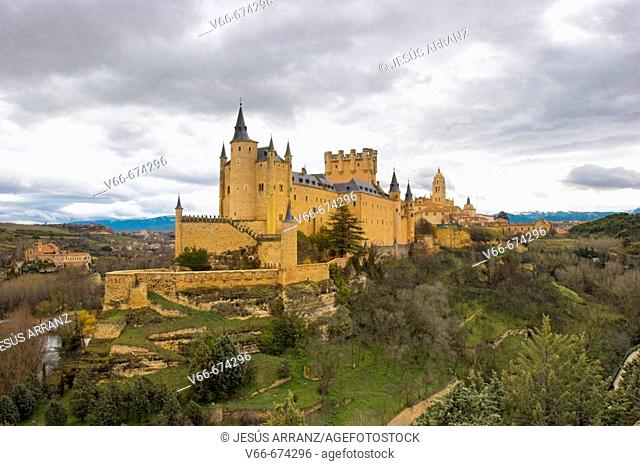 Alcazar, Segovia. Castilla-León, Spain./ Situado sobre una roca en la confluencia de los río Clamores y Eresma, fortaleza inexpugnable durante siglos