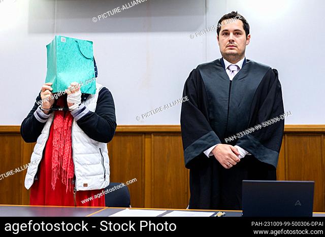 09 October 2023, Lower Saxony, Bückeburg: The defendant (l) stands next to her lawyer Thilo Schäck (r) before the start of the trial in a courtroom at the...