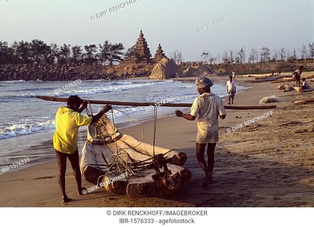 Fishermen at the beach temple, 7th century, in Mahabalipuram, Unesco World Heritage Site, Tamil Nadu, India, Asia
