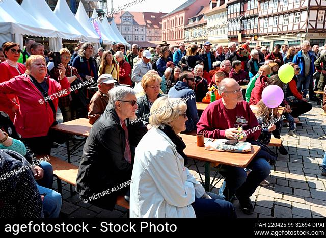 24 April 2022, Saxony-Anhalt, Quedlinburg: Hundreds of hiking enthusiasts met in Quedlinburg for this year's season kick-off of the Harzer Wandernadel