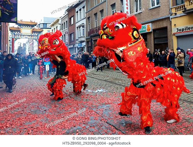 (170202) -- BRUSSELS, Feb. 2, 2017 () -- People watch lion dance to celebrate the Chinese Lunar New Year at Chinatown in Antwerp, Belgium, on Feb