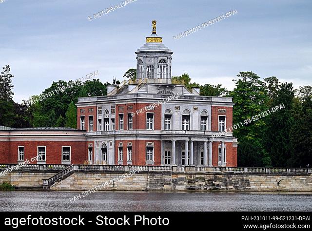 10 October 2023, Brandenburg, Potsdam: The Marble Palace in the New Garden at the Holy Lake. The two-story building is part of the holdings of the Prussian...