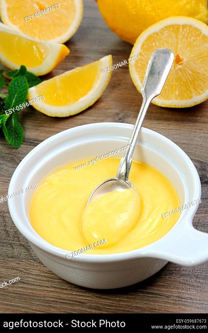 Lemon Kurd - custard on lemon juice. This is a classic, it is used to use with toasts, in tartas, cakes