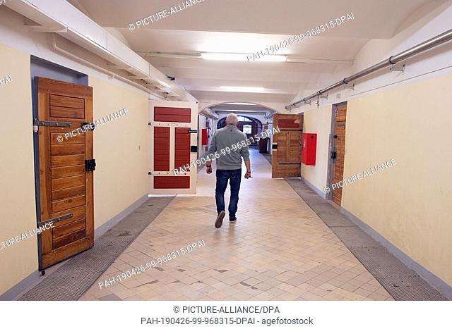 10 April 2019, North Rhine-Westphalia, Remscheid: A magistrate walks through a hallway at Remscheid JVA. In NRW, prisoners become active in the fight against...