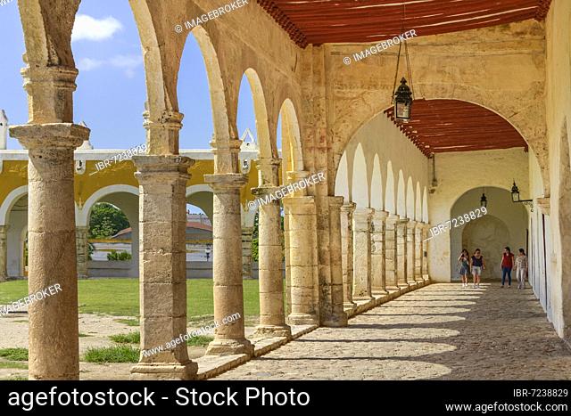Archways, courtyard, Convento de San Antonio de Padua, Izamal, Yucatan, Mexico, Central America