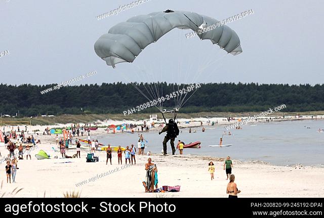 20 August 2020, Mecklenburg-Western Pomerania, Prerow: Paratroopers from Lower Saxony practise landing on the Baltic Sea beach