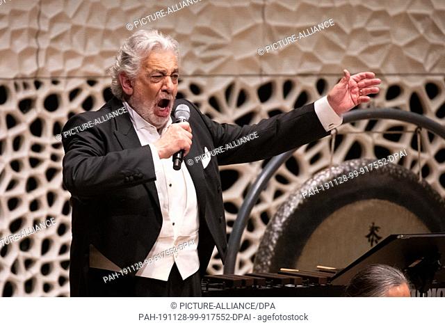 27 November 2019, Hamburg: The opera singer Placido Domingo at a concert in the Elbphilharmonie. In the large hall of the Elbphilharmonie he sang pieces from...