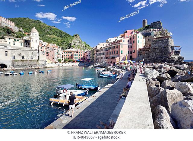 Harbor wall, Vernazza, Cinque Terre, Rivera di Levante, Province of La Spazia, Liguria, Italy