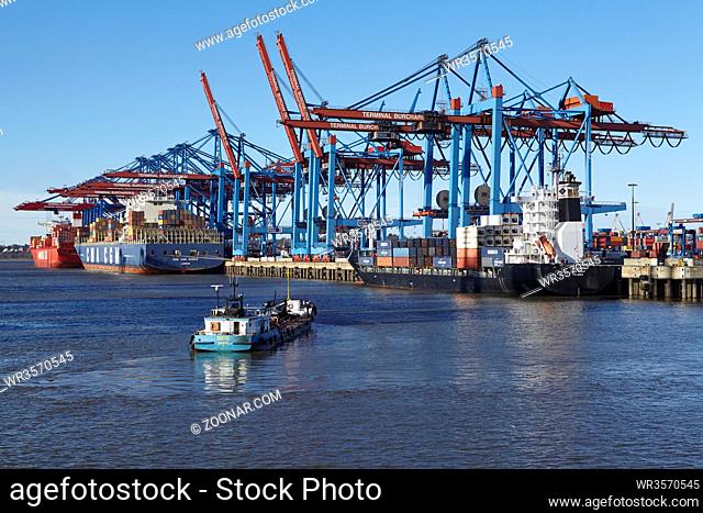 Die Containerschiffe CMA CGM Musca und Mito Strait werden am Containerterminal Burchardkai im Hafen Hamburg Waltershof am 8