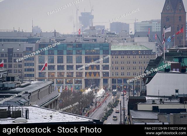 29 November 2023, Hamburg: View from the roof terrace of the Deutschlandhaus at Gänsemarkt onto the Jungfernstieg and the Europapassage in the city center
