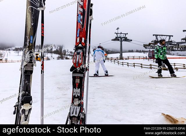 09 December 2023, Hesse, Willingen: Skiers and snowboarders swing down the slopes on the 838-metre-high Ettelsberg in the Willingen ski area (Hochsauerland)
