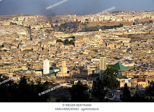 Morocco, Middle Atlas, Fez, Imperial City, Fez El Bali, medina listed as World Heritage by UNESCO, Moulay Idriss Zaouia on the left and Karaouiyine Mosque