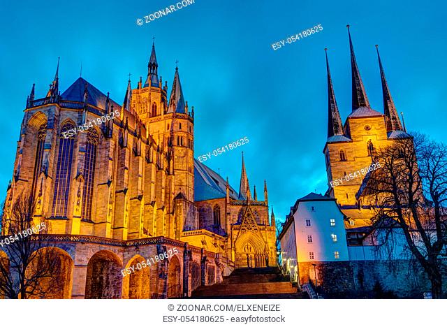 Die beleuchtete Kathedrale und die Severikirche in Erfurt, Deutschland