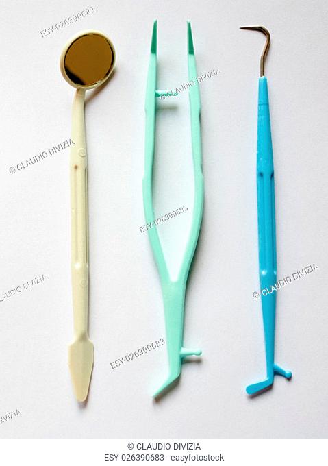 Disposable dental instruments tool kit including a mirror probe and tweezers