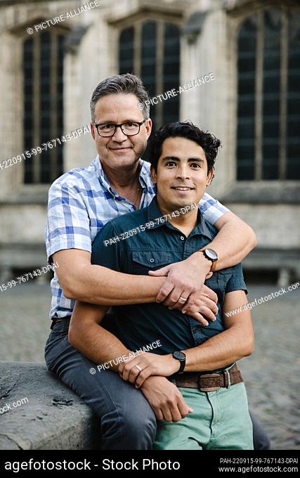 PRODUCTION - 13 September 2022, Lower Saxony, Brunswick: Gerd-Peter Münden (l) and his husband Esteban Builes-Münden stand in front of Braunschweig Cathedral