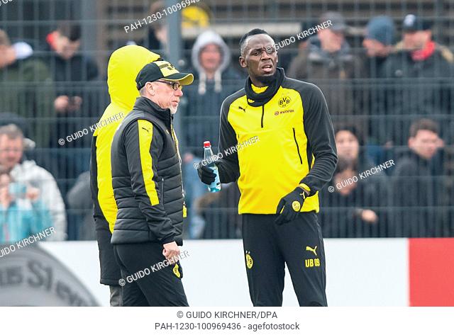 23 March 2018, Germany, Dortmund: Olympic gold medallist and world-renowned sprinter Usain Bolt (r) participates in a training session of German Bundesliga team...