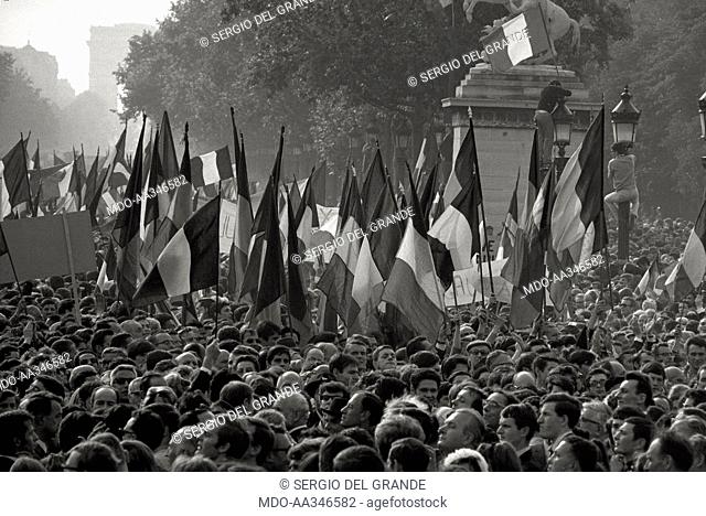 The risk of a revolution in Paris has been averted. French flags on the Champs-Elysées in a demonstration of De Gaulle supporters