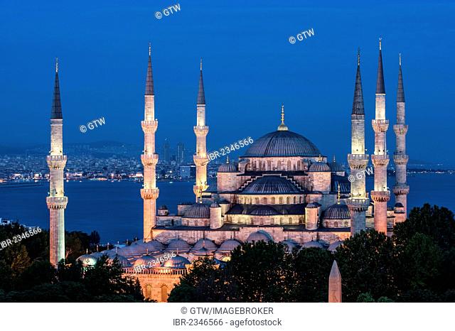 Sultan Ahmed Mosque or Blue Mosque at twilight, Istanbul, Turkey