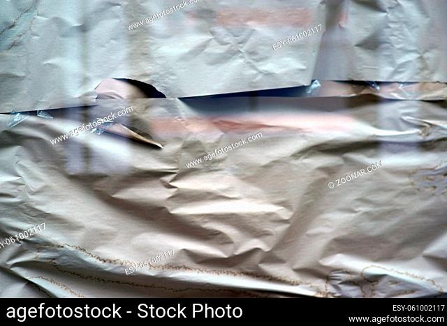 Die zugeklebte Fensterscheibe eines wegen Geschäftsaufgabe geschlossenen Warengeschäftes