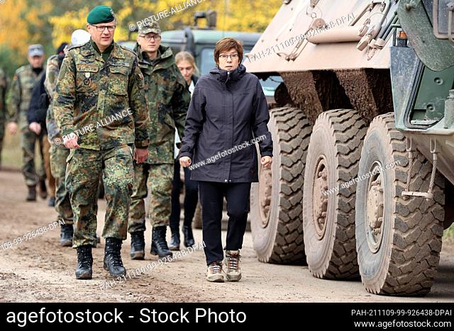 09 November 2021, Saxony-Anhalt, Letzlingen: Federal Defence Minister Annegret Kramp-Karrenbauer (CDU) visits Tank Battalion 393 at the Army Combat Training...