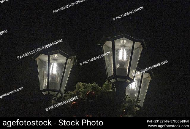 21 December 2023, Bavaria, Würzburg: Streetlights with LED technology light up the city center of Würzburg at night. In December 2022