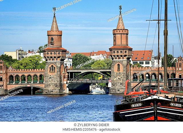 Germany, Berlin, Kreuzberg district, Oberbaumbrucke bridge over the river Spree