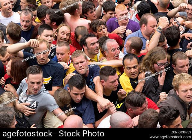 Stadtfest Doudou (Ducasse) in Mons, dicht gedrängt feierndes Publikum, Foto: Robert B. Fishman, 15.6.2014