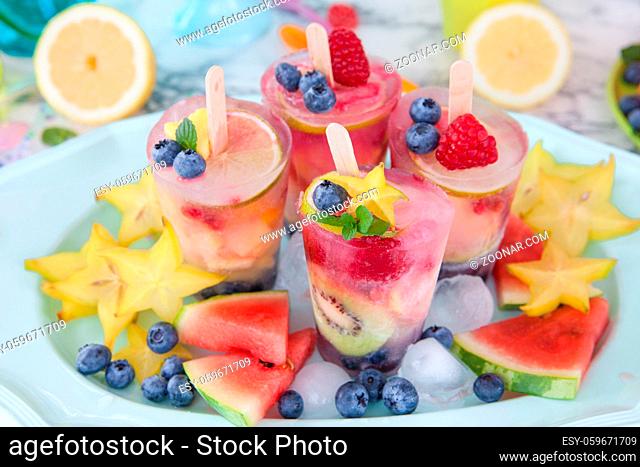 Hausgemachte Eis am Stiel mit bunten Fruechten