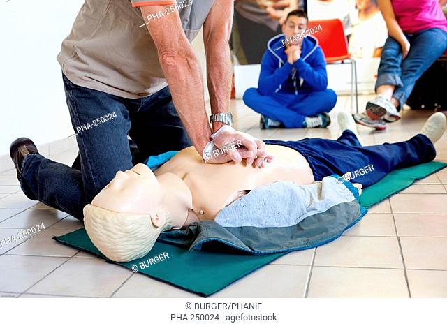 First aid training courses given by the French Red Cross