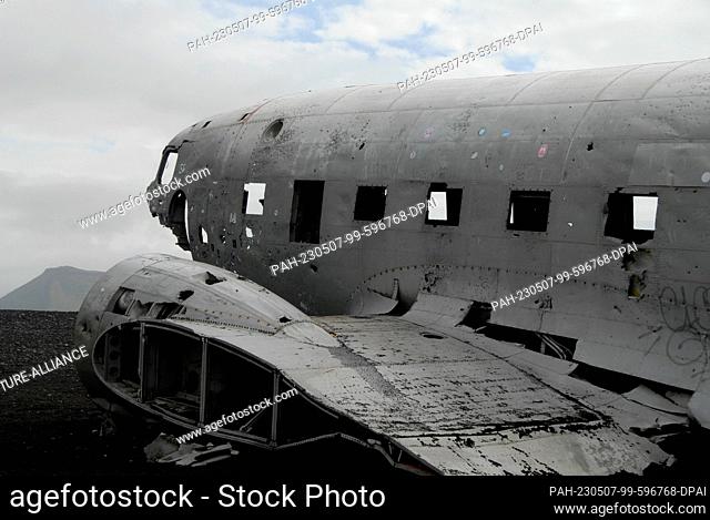 10 August 2022, Iceland, Solheimasandur: A wrecked Douglas C-117D aircraft is located on Solheimasandur on the Atlantic Ocean in southern Iceland