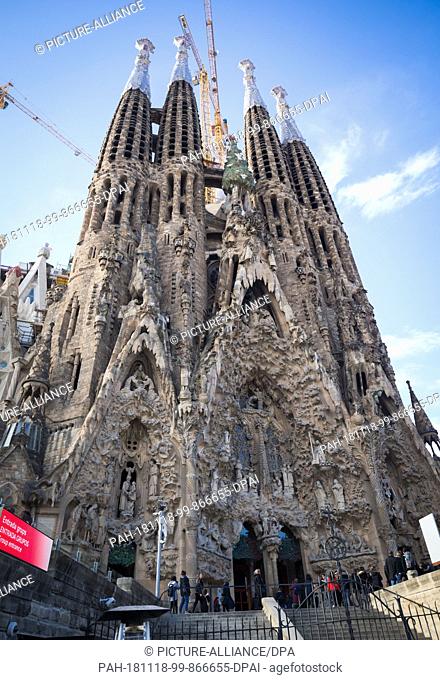 20 December 2017, Spain, Barcelona: View of the cathedral Sagrada Familia, a Roman Catholic basilica in the district Eixample