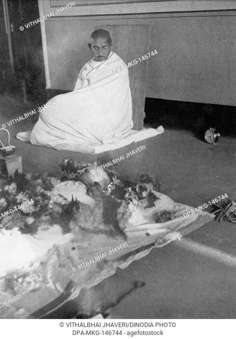 Mahatma Gandhi at the deathbed of Kasturba Gandhi at Aga Khan Palace in Pune ; 22nd February 1944 ; India NO MR