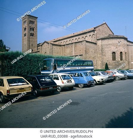 Besichtigung der Basilica San Francesco in Ravenna, Italien 1980er Jahre. Visitation of the Basilica of Saint Francis in Ravenna, Italy 1980s