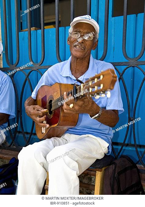 Guitarist in the historic city centre of Havana, Cuba, Caribbean