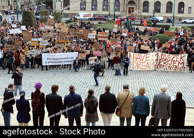 Hundreds of university students, academics and university staff join PragueÂ's protest against underfunding of universities to express their dissatisfaction...
