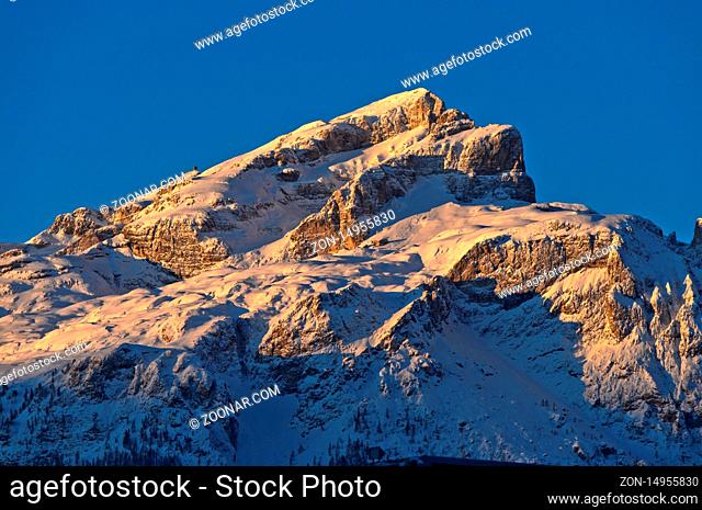 Erste Sonnenstrahlen am verschneiten Boeseekofel, Sellagruppe, Dolomiten, Südtirol, Italien / First sun light at the snow-covered Piz da Lec de Boe, Sella group