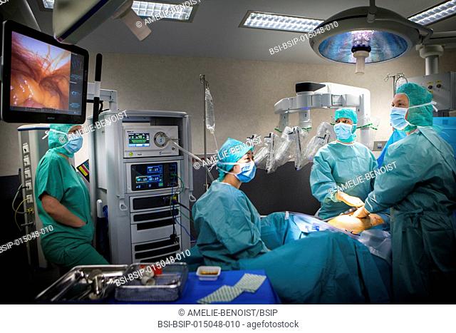 Reportage in an operating theatre during a hysterectomy using the da Vinci robot®. The surgeon chooses entry points for the 4 arms of the robot