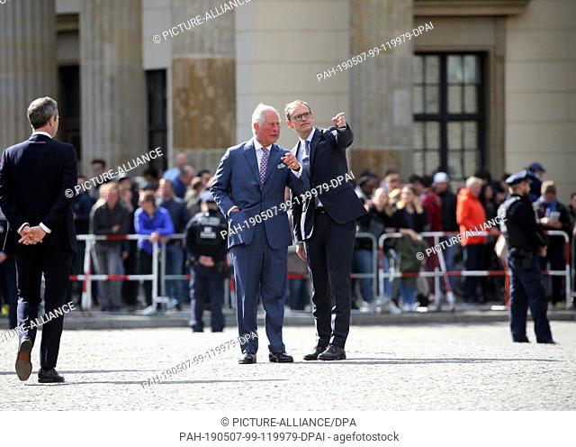 06 May 2019, Berlin: The British Prince Charles (M-l) stands together with Michael Müller (SPD), Governing Mayor of Berlin, in front of the Brandenburg Gate