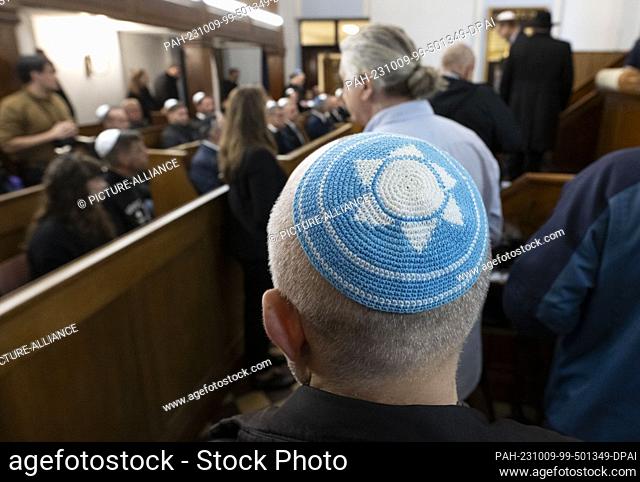 09 October 2023, Saxony-Anhalt, Halle (Saale): A Star of David is seen on the kippah of a congregation member at the synagogue in Halle/Saale