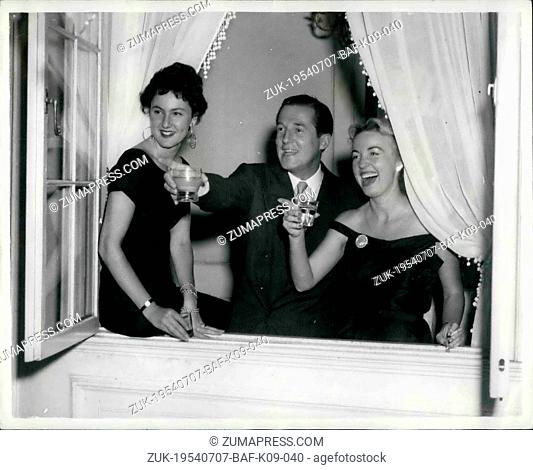 Jul. 07, 1954 - Hardy Amies gives party for fifteen American women on fashion tour. Mr Hardy Amies, one of London's top fashion designers