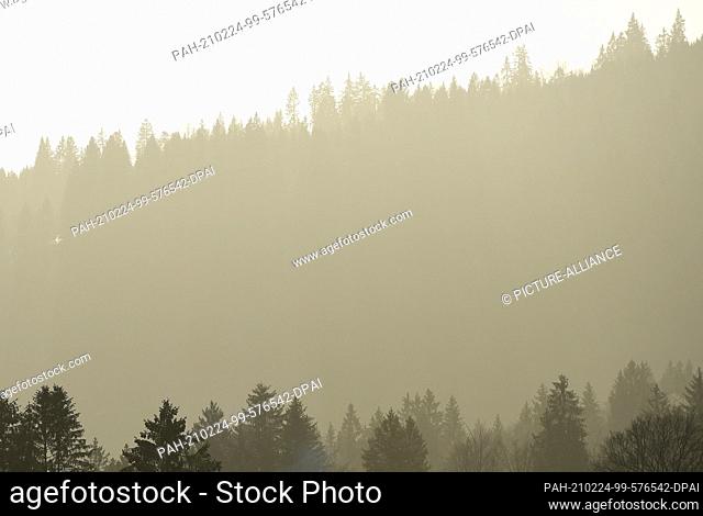 24 February 2021, Bavaria, Garmisch-Partenkirchen: The sky above the mountains in the Wetterstein range is clouded by the Sahara sand in the air