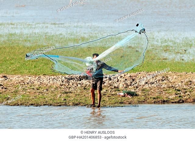 Fisherman with cast net - Tale Noi - Patthalung - Thailand, Asia - March 2014