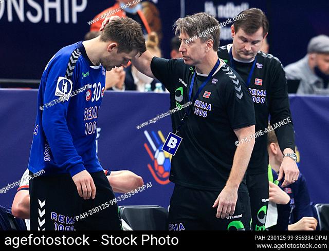 25 January 2023, Poland, Danzig: Handball: World Cup, final round, quarterfinal Norway - Spain in the Ergo Arena. Norway's coach Jonas Wille (M) talks to...