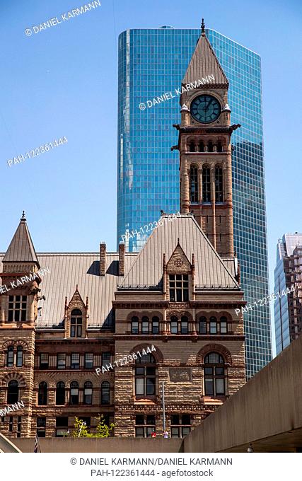 The Nathan Phillips Square with the old City Hall in Toronto, Ontario, Canada, 18 Mai 2017. | usage worldwide. - Toronto/Canada