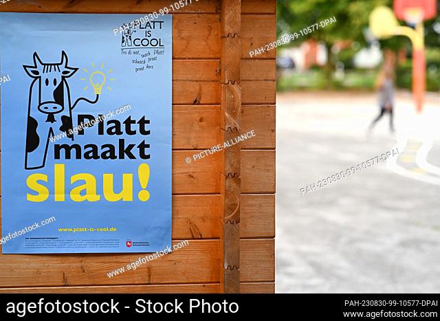ILLUSTRATION - 30 August 2023, Lower Saxony, Moormerland: ""Platt maakt slau"" (Low German makes you smart) is written on a poster drawing attention to the...
