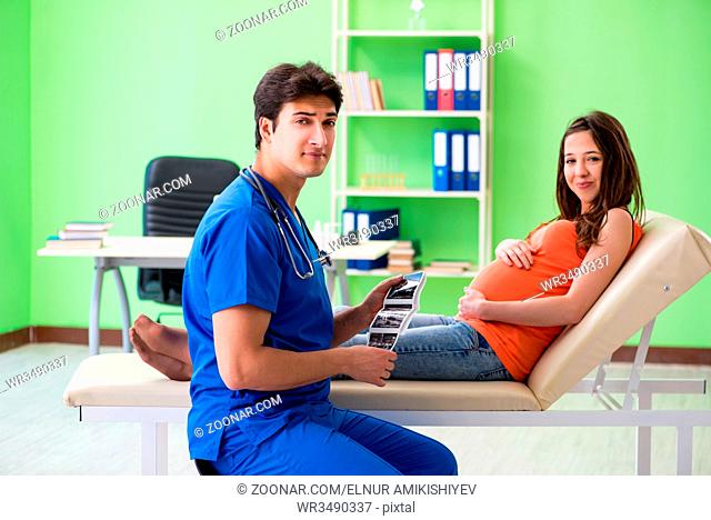 Pregnant woman visiting male gynecologyst at the clinic