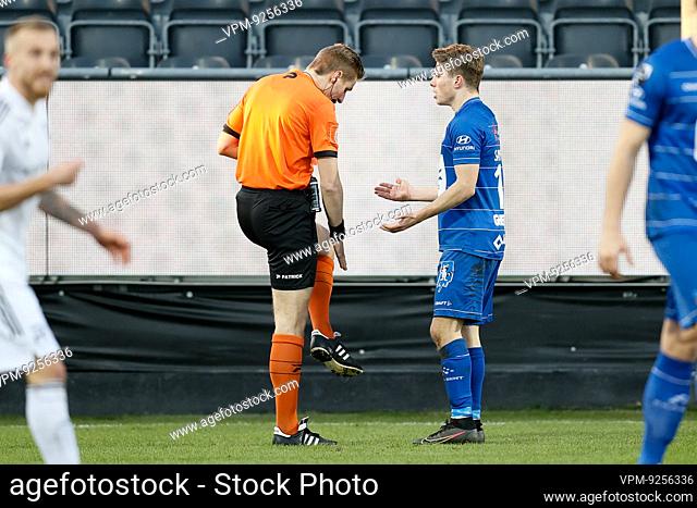referee Lawrence Visser and Gent's Matisse Samoise argue during a soccer match between KAS Eupen and KAA Gent, Saturday 12 February 2022 in Eupen