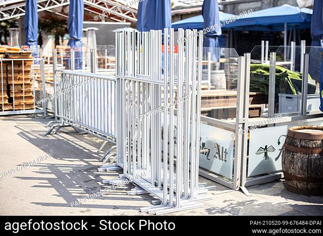 20 May 2021, North Rhine-Westphalia, Duesseldorf: Partition walls put together stand in front of the outdoor area of the Frankenheim Bistro